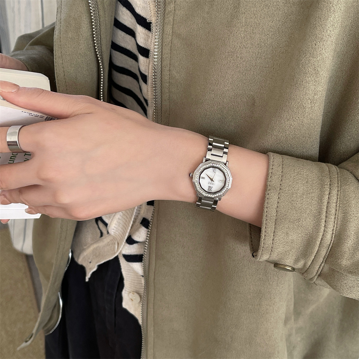 Montre à bracelet en acier rét - Compass Watch Luxury avis et prix